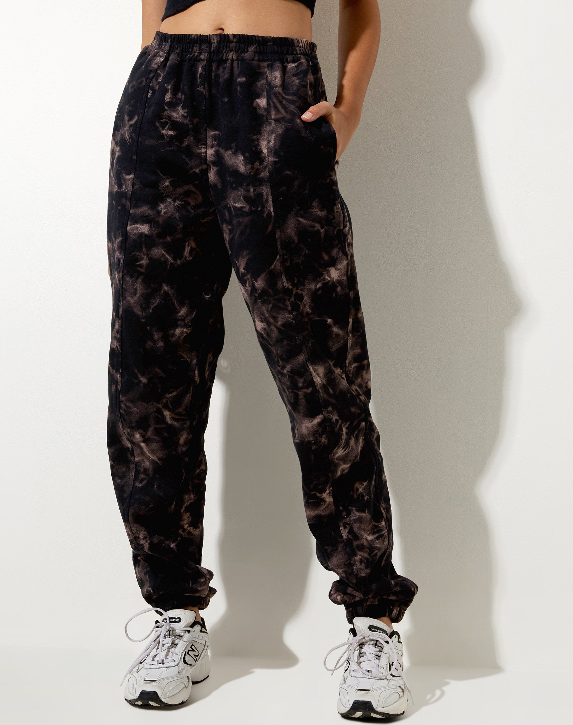 Image of Bamal Jogger in Oil Smoke