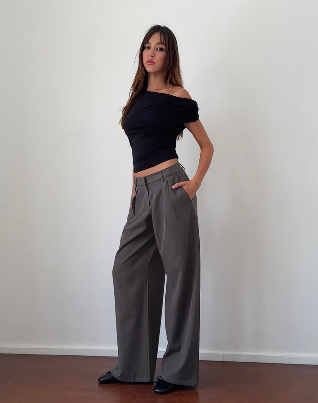 Nailaka Low Rise Wide Leg Tailored Trouser in Dark Charcoal