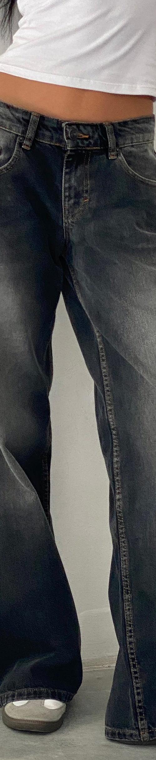 Image of Roomy Extra Wide Low Rise Jeans in Grey Used Bleach