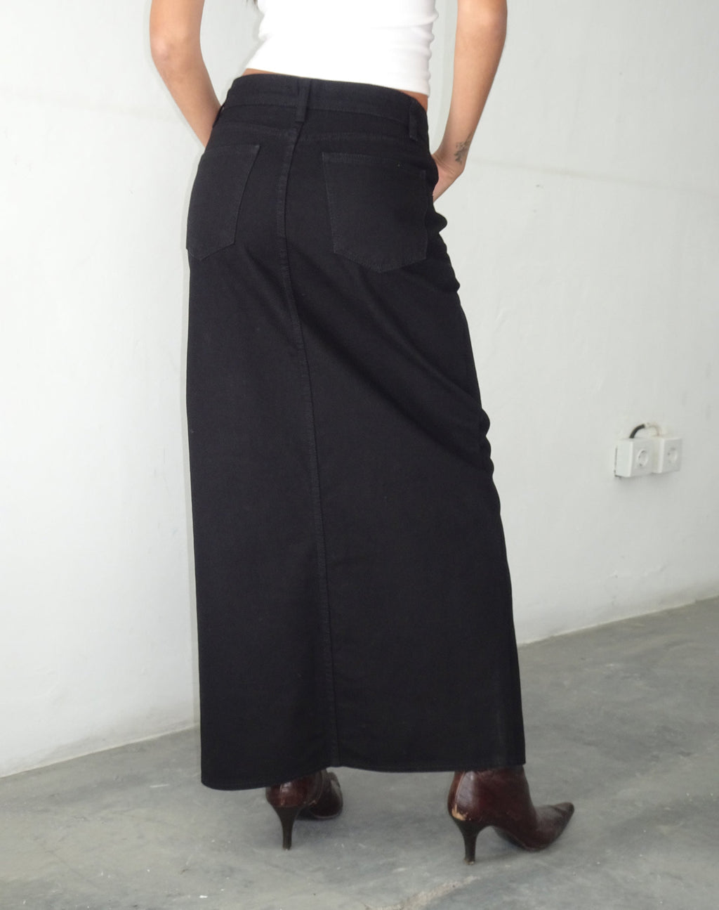 Low Rise Denim Maxi Skirt in Rinse Black